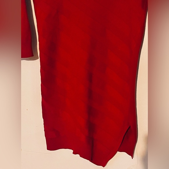 Size small long red shirt with angled lines for slimming effect - Picture 2 of 6